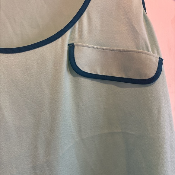 Women’s size small guess top - Picture 3 of 3